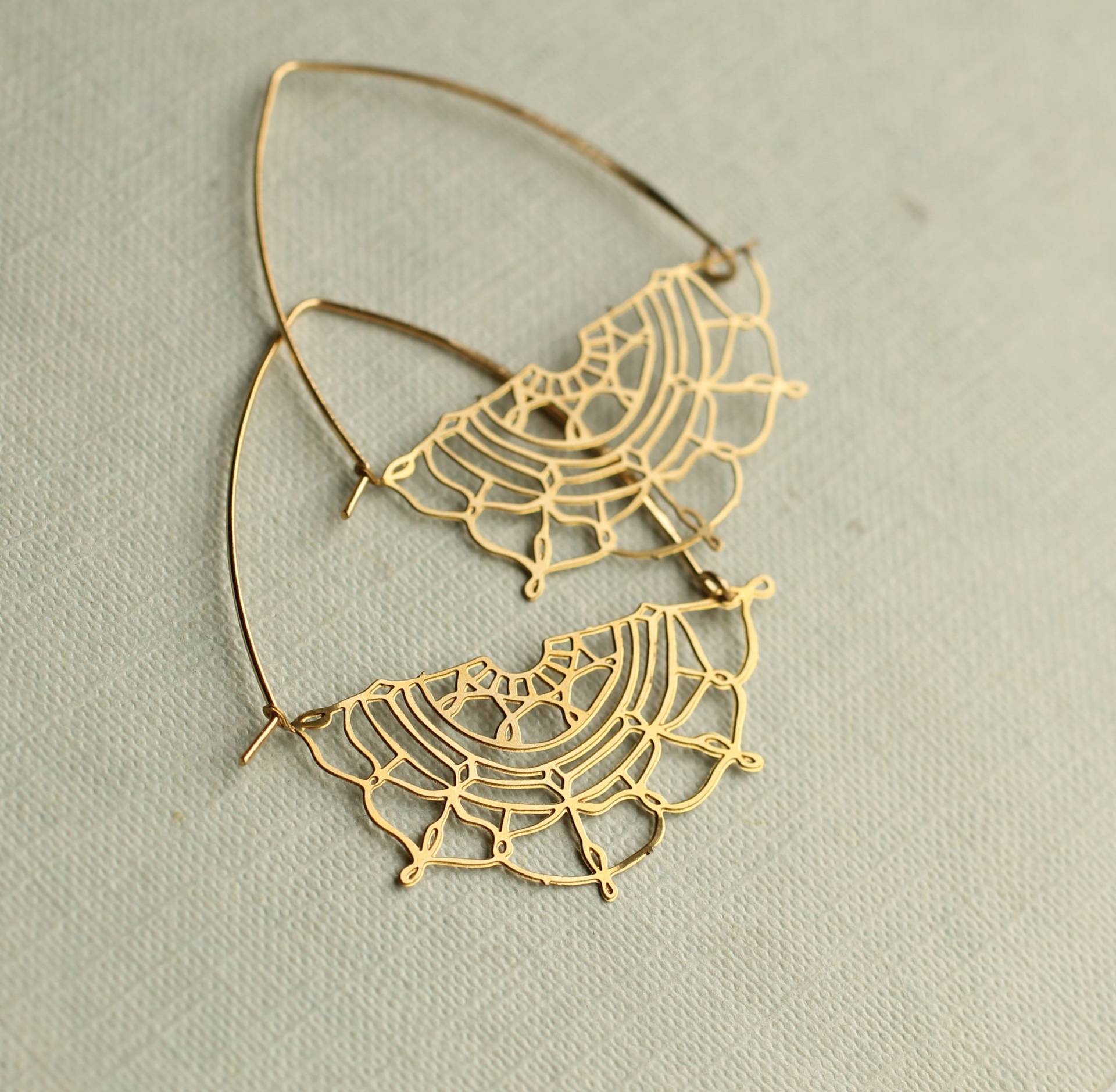 Gold Blumen Creolen, Jugendstil Boho Kronleuchter, Statement Ohrringe, Medium Mid Size Gold Spitze Hoops von SilkPurseSowsEar