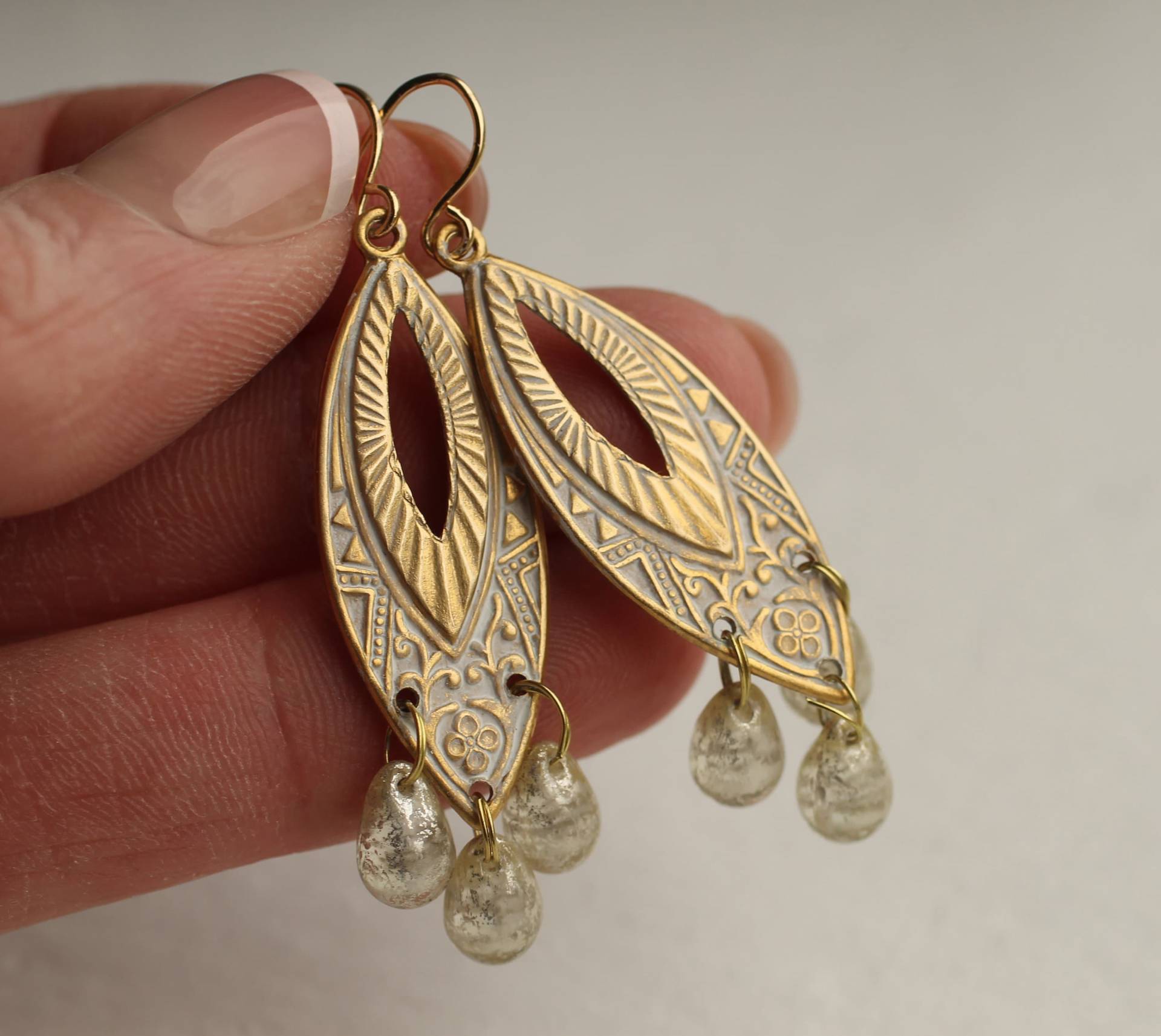 Goldene Jugendstil Tropfen-Ohrringe Messing Und Quecksilberglas Im Azteken Design von SilkPurseSowsEar