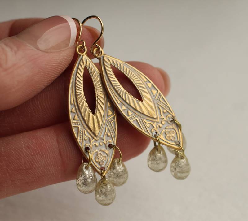 Goldene Jugendstil Tropfen-Ohrringe Messing Und Quecksilberglas Im Azteken Design von SilkPurseSowsEar