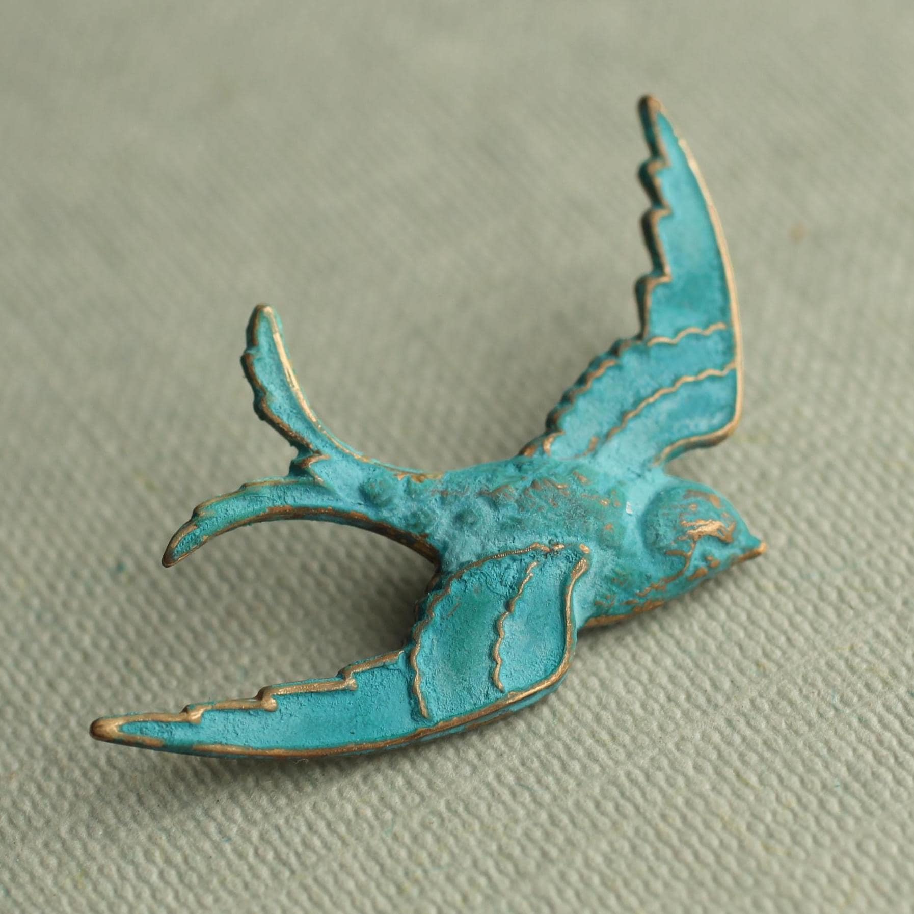 Grünspan Schwalben-Brosche Türkisgrüne Patina, Handgemacht Aus Messing von SilkPurseSowsEar