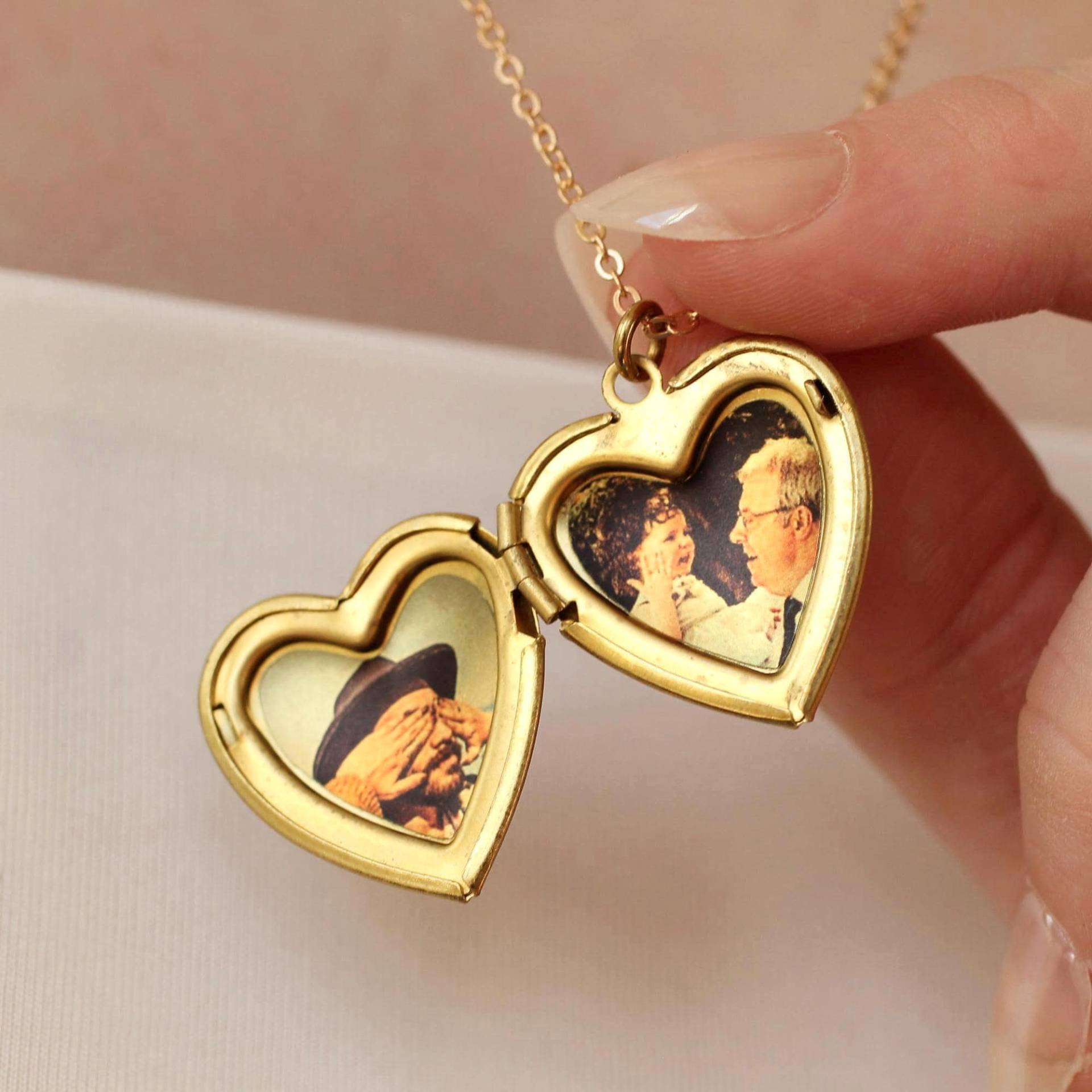 Herz Medaillon Halskette Mit Fotos Personalisiertes Goldmessing Andenken, Lkgp-33 Herz Medaillon Halskette Mit Fotos Personalisiertes Goldmessing Andenken, Lkgp-33 von SilkPurseSowsEar