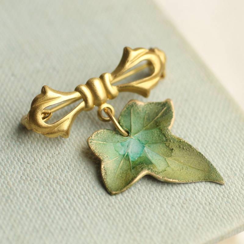Olivgrün Efeu Blatt Brosche Anstecknadel Jugendstil Schmuck von SilkPurseSowsEar