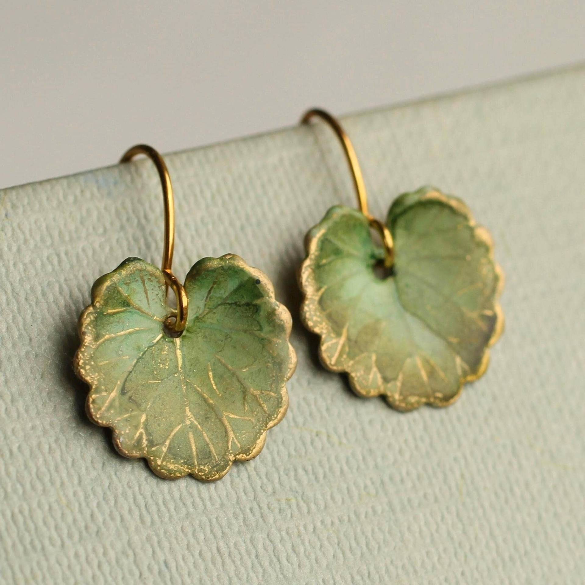 Olivgrüne Blatt-Ohrringe Handbemalte Messinganhänger von SilkPurseSowsEar