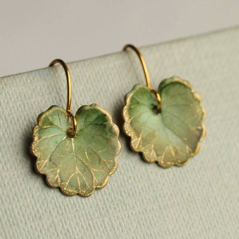 Olivgrüne Blatt-Ohrringe Handbemalte Messinganhänger von SilkPurseSowsEar