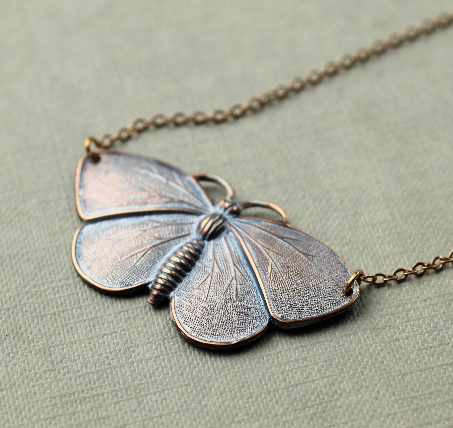 Opal Schmetterling Halskette Zauberhafter Flieder Anhänger, Schillernde Emaille von SilkPurseSowsEar