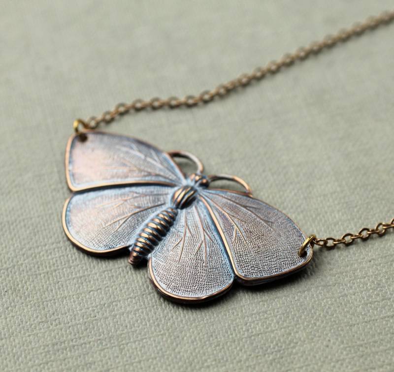 Opal Schmetterling Halskette Zauberhafter Flieder Anhänger, Schillernde Emaille von SilkPurseSowsEar