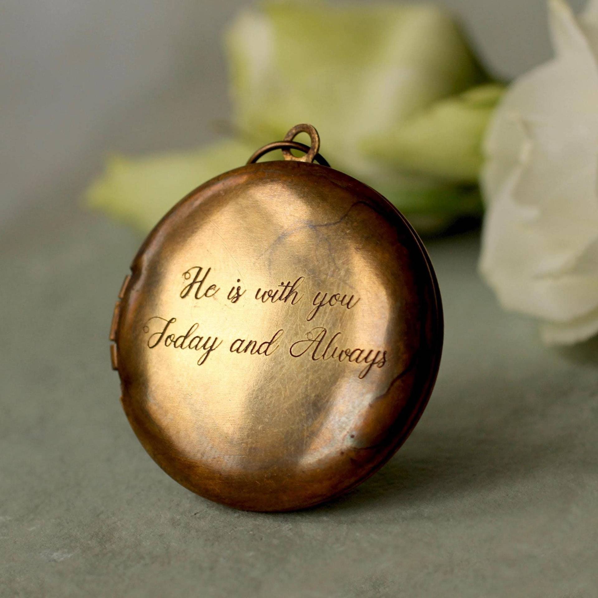 Personalisierte Brautlocket Brosche Antikes Messingfoto-Andenken, Lkgp-17 von SilkPurseSowsEar