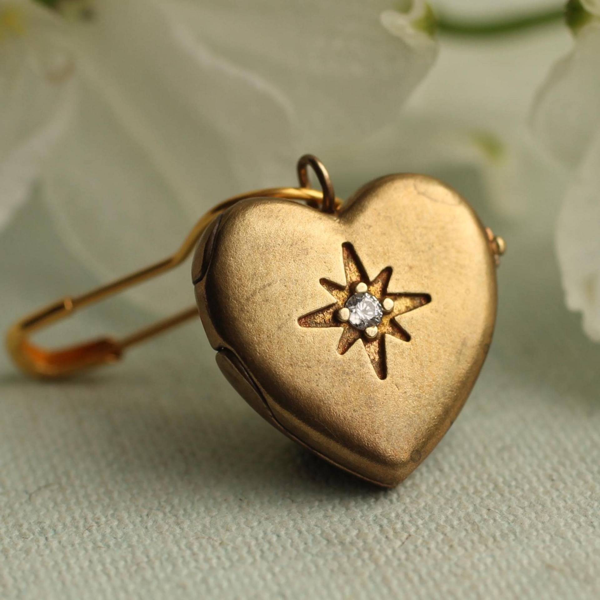 Personalisierte Brautstrauß Medaillon Pin Gold Herz Foto Andenken, Lkgp-322 Personalisierte Brautstrauß Medaillon Pin Gold Herz Foto Andenken, Lkgp-322 von SilkPurseSowsEar