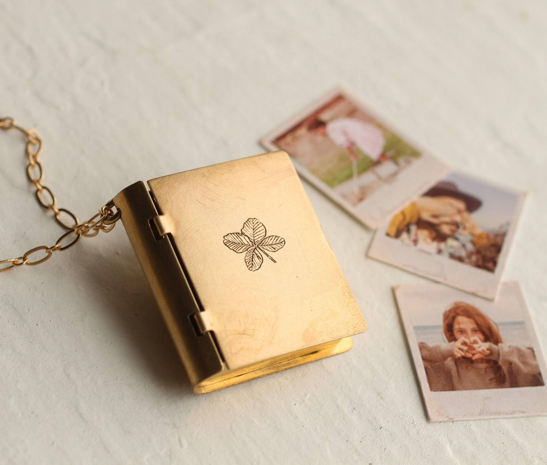 Personalisierte Fotoalbum Locket Halskette Gold Klee Graviertes Andenken, Lkgp-11 von SilkPurseSowsEar