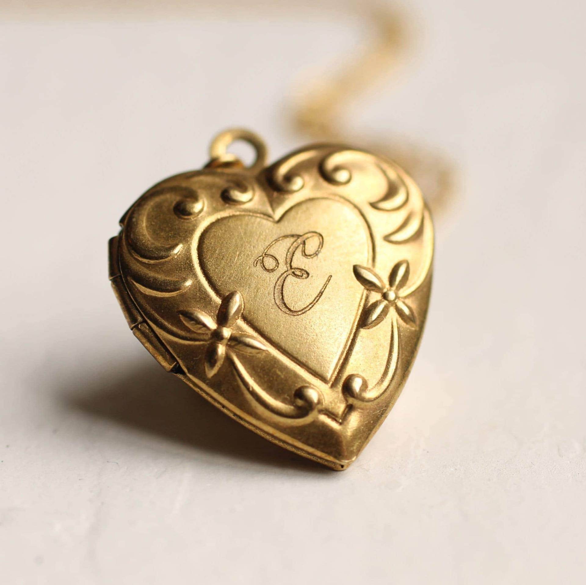 Personalisierte Jugendstil Herz Medaillon Halskette Gravur Initial, Lkgp-6 Personalisierte Jugendstil Herz Medaillon Halskette Gravur Initial, Lkgp-6 von SilkPurseSowsEar