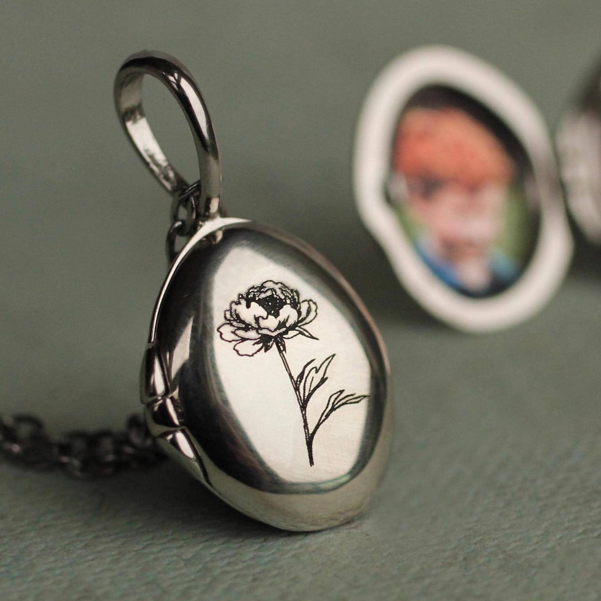 Personalisierte Oval Medaillon Zierliche Geburt Blume Halskette Geschenk Lkst-14 von SilkPurseSowsEar