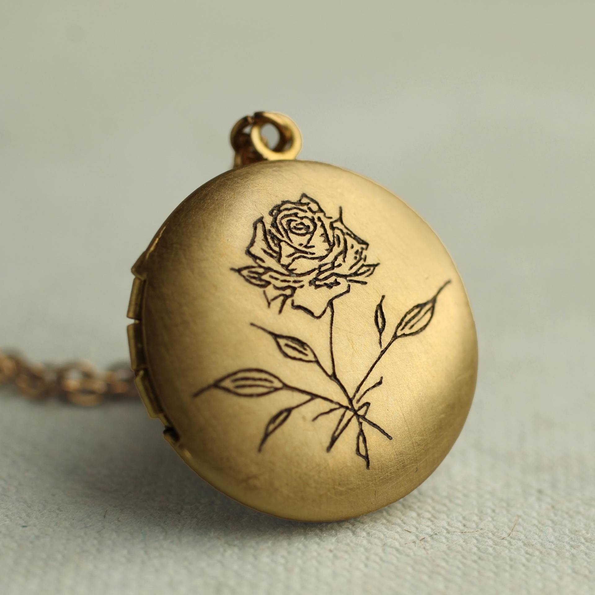 Personalisierte Rose Foto Medaillon Gravierte Geburtsblume Anhänger, Lkgp-42 Personalisierte Rose Foto Medaillon Gravierte Geburtsblume Anhänger, Lkgp-42 von SilkPurseSowsEar
