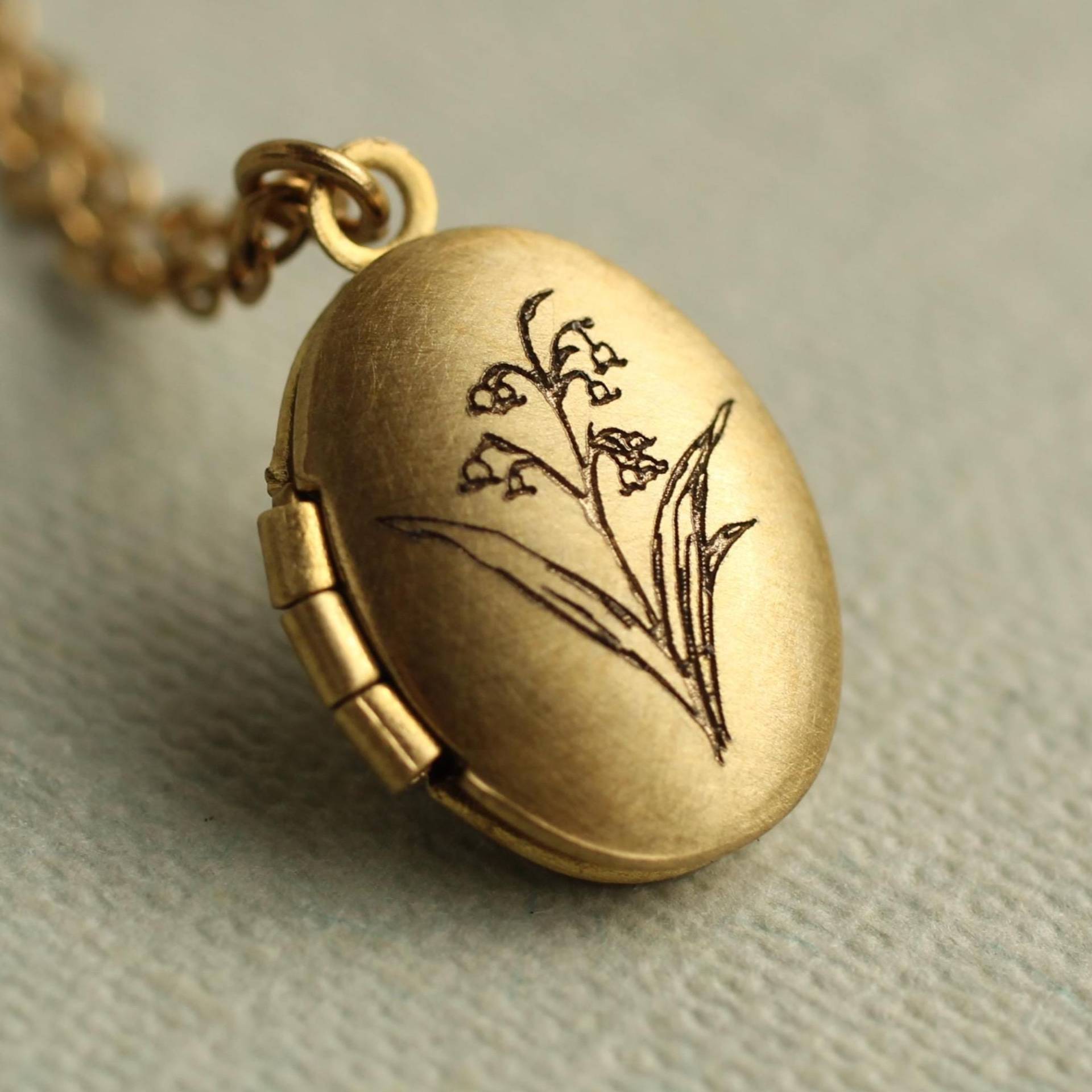 Personalisiertes Maiglöckchen Geburtsblumen-Medaillon Kleine Ovale Foto-Medaillon-Halskette Lkgp-318 Personalisiertes Maiglöckchen Geburtsblumen-Medaillon Kleine Ovale Foto-Medaillon-Halskette Lkgp-318 von SilkPurseSowsEar