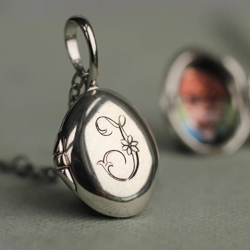 Personalisiertes Oval Medaillon Monogramm Initial Halskette Geschenk Lkst-14 von SilkPurseSowsEar