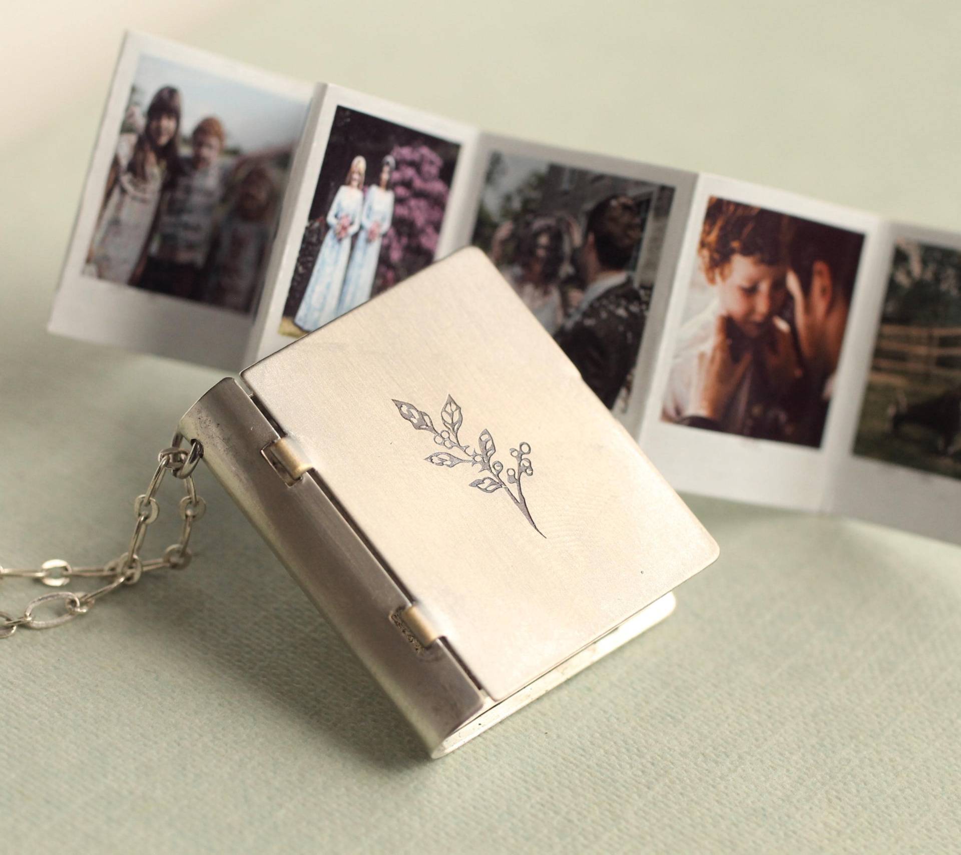 Silber Fotoalbum Medaillon Halskette Personalisierte Polaroid Andenken, Gravierte Mohnblume, Lkgp-11 von SilkPurseSowsEar