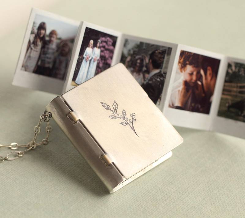 Silber Fotoalbum Medaillon Halskette Personalisierte Polaroid Andenken, Gravierte Mohnblume, Lkgp-11 von SilkPurseSowsEar