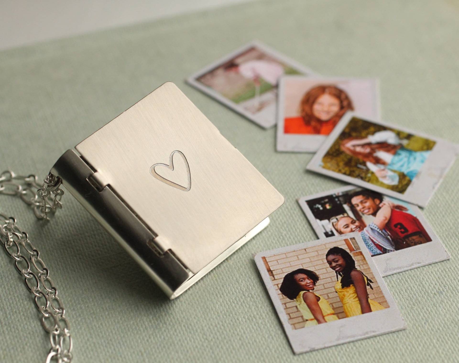 Silber Medaillon Mit Bildern, Foto Medaillon, Polaroid Hochzeitsalbum Geschenk, Papier Jahrestag, Hochzeit Silber Polaroid Symbol von SilkPurseSowsEar