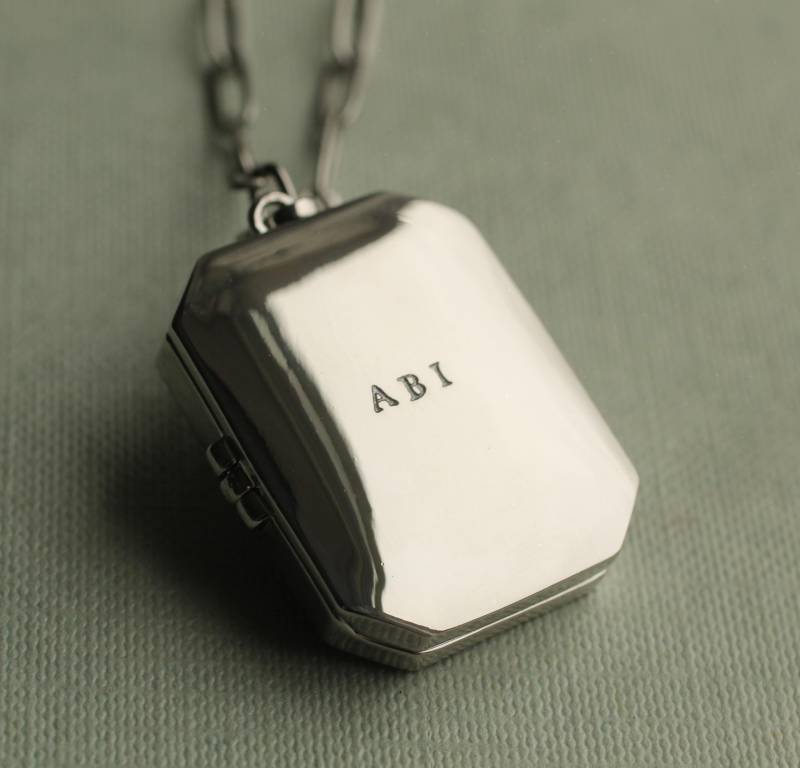 Monogramm Initial Silber Medaillon Halskette Edelstahl Büroklammer Kette, Lksp-22 von SilkPurseSowsEar