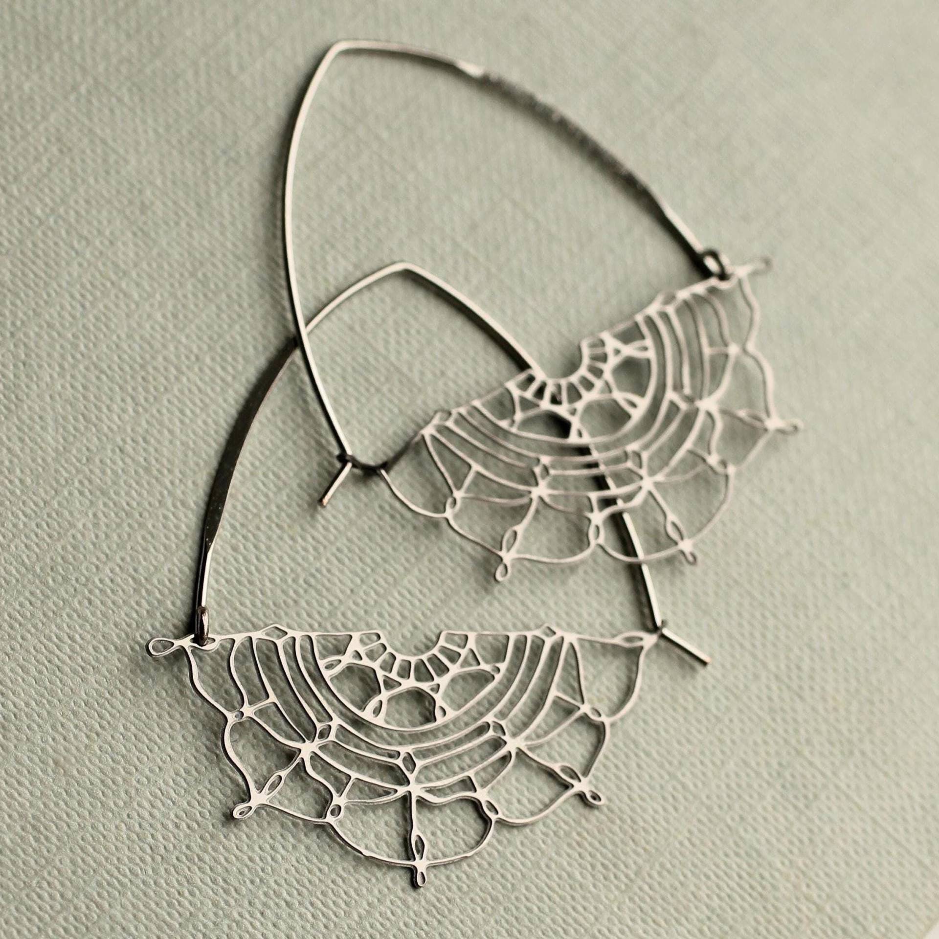 Silberne Spitzenblumen-Creolen Im Boho-stil von SilkPurseSowsEar