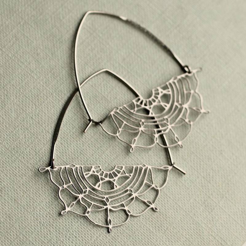 Silberne Spitzenblumen-Creolen Im Boho-stil von SilkPurseSowsEar