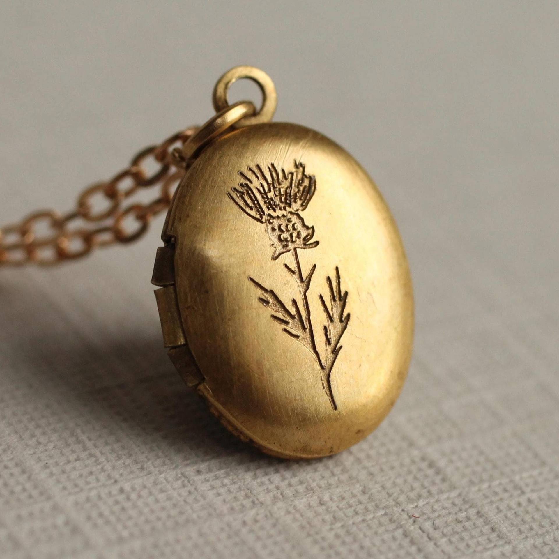 Winziges Gold Oval Personalisiertes Medaillon, Distel Individuell Graviertes Medaillon Mit Fotos, Geschenk Für Den Besten Freund, Freundin Winziges Gold Oval Personalisiertes Medaillon, Distel Individuell Graviertes Medaillon Mit Fotos, Geschenk Für Den Besten Freund, Freundin von SilkPurseSowsEar