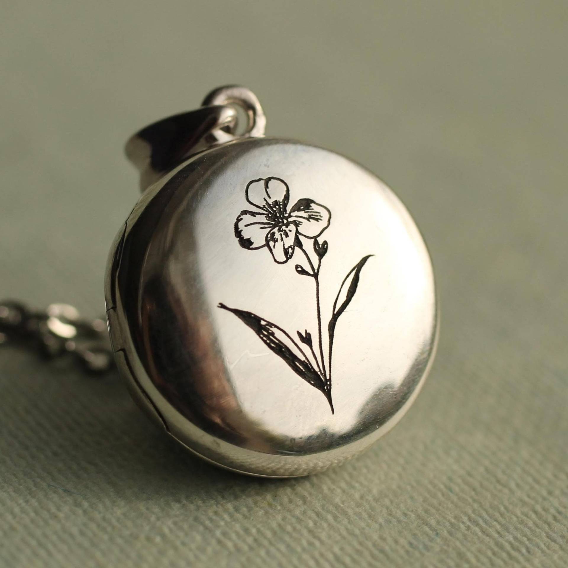 sterling Silber Blumen Medaillon Halskette Personalisierter Violet Anhänger Mit Gravur Lkst-8 sterling Silber Blumen Medaillon Halskette Personalisierter Violet Anhänger Mit Gravur Lkst-8 von SilkPurseSowsEar