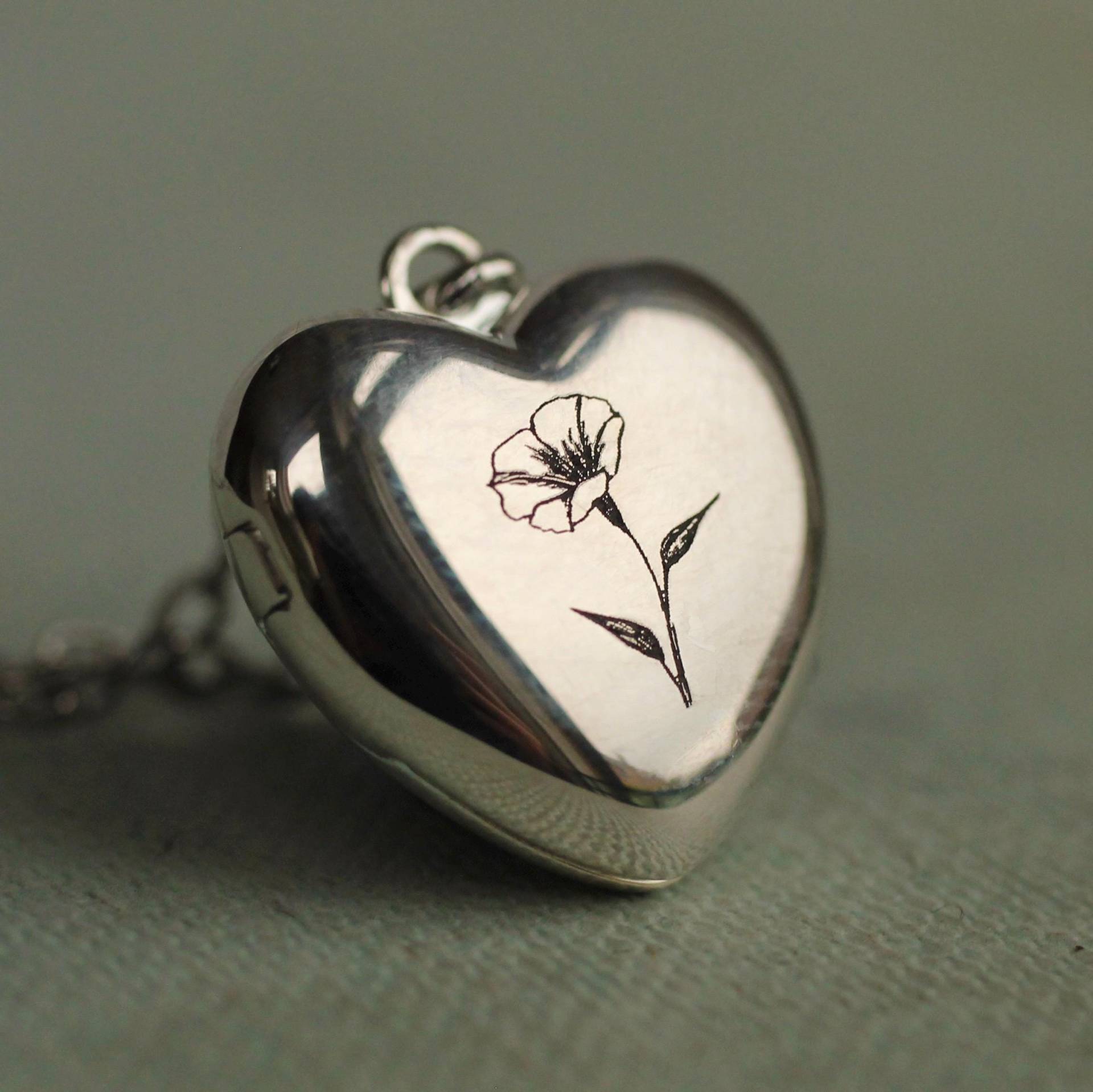 sterling Silber Personalisierte Herz Medaillon Gravur Geburt Blume Halskette, Lkst-18 von SilkPurseSowsEar