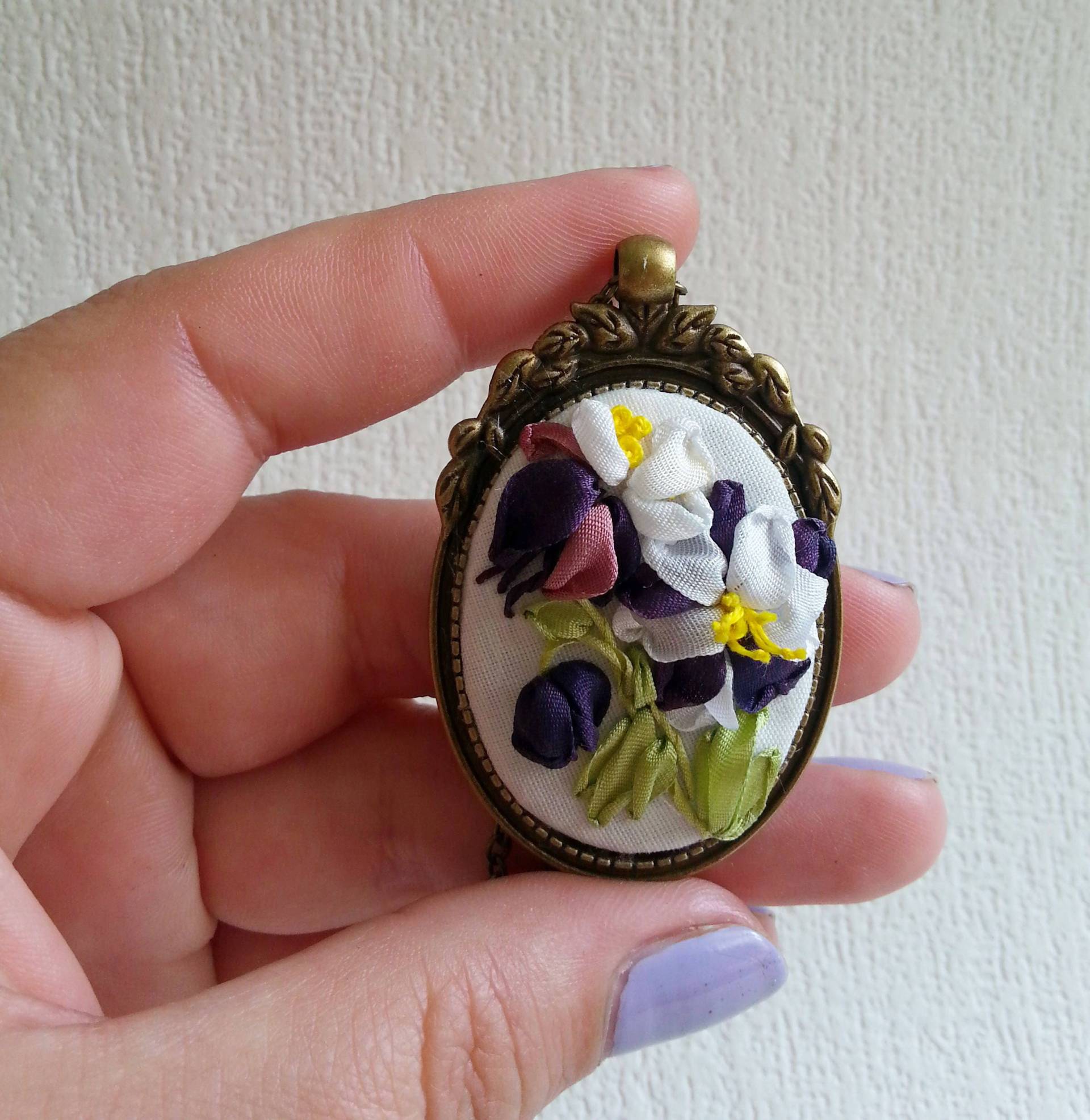 Bestickte Halskette Seidenband Aquilegia Für Frauen Vintage Bestickter Schmuck Embroidery Muttertagsgeschenk von SilkRibbonBoutique