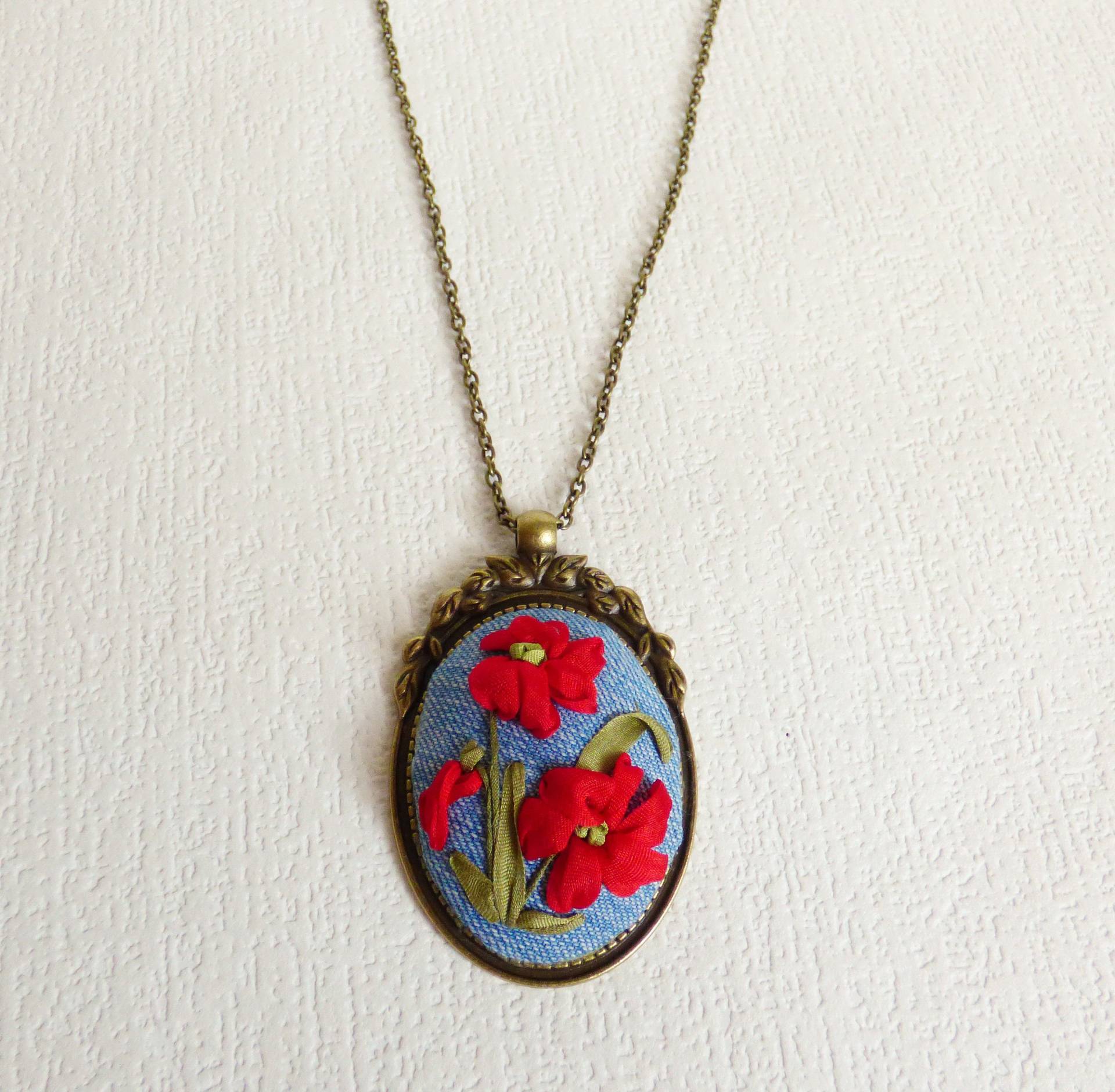 Gestickte Halskette Vintage Für Frauen Einzigartiger Gestickter Schmuck Rote Mohnblumen Denim Frau Geschenk Mutter von SilkRibbonBoutique