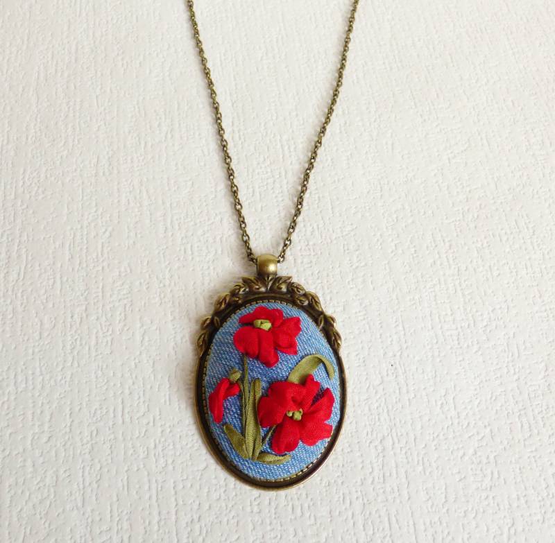 Gestickte Halskette Vintage Für Frauen Einzigartiger Gestickter Schmuck Rote Mohnblumen Denim Frau Geschenk Mutter von SilkRibbonBoutique