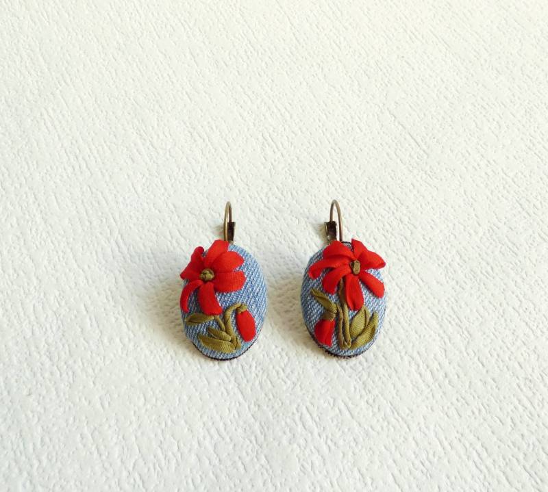 Ohrringe Bestickt Seidenband Poppies Bestickter Schmuck Denim Denimschmuck Vintageschmuck Frauengeschenk Freundingeschenk von SilkRibbonBoutique