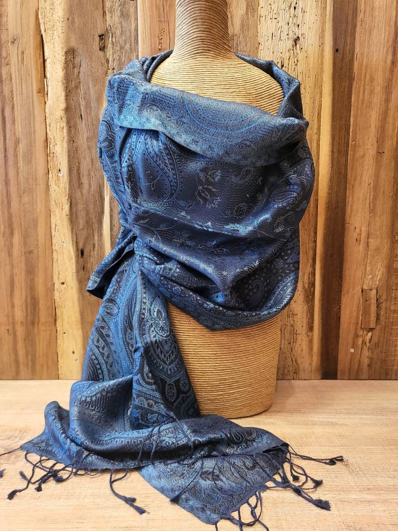 Beautiful Blue Silk Scarf, Stole With Paisley Design Beautiful Blue Silk Scarf, Stole With Paisley Design von SilkRouteDE