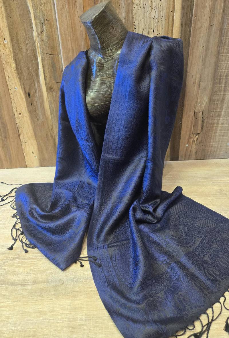 Beautiful Dark Blue Silk Scarf With Paisley Design von SilkRouteDE