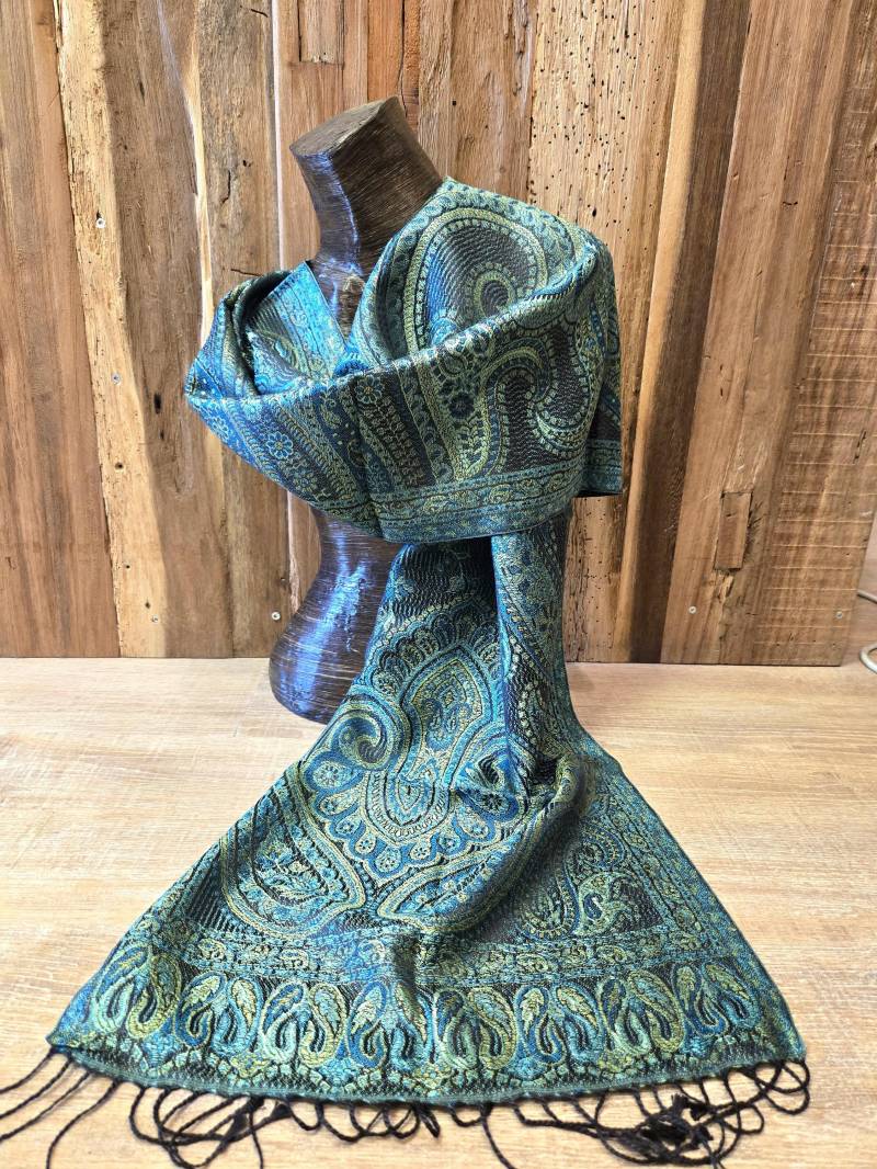 Beautiful Emerald Green Silk Scarf With Paisley Design Beautiful Emerald Green Silk Scarf With Paisley Design von SilkRouteDE