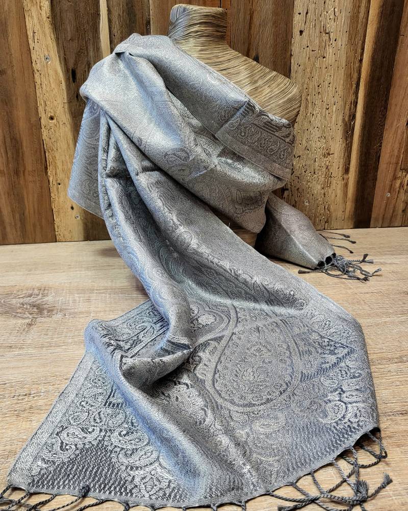 Beautiful Grey Silk Scarf in The Paisley Design von SilkRouteDE