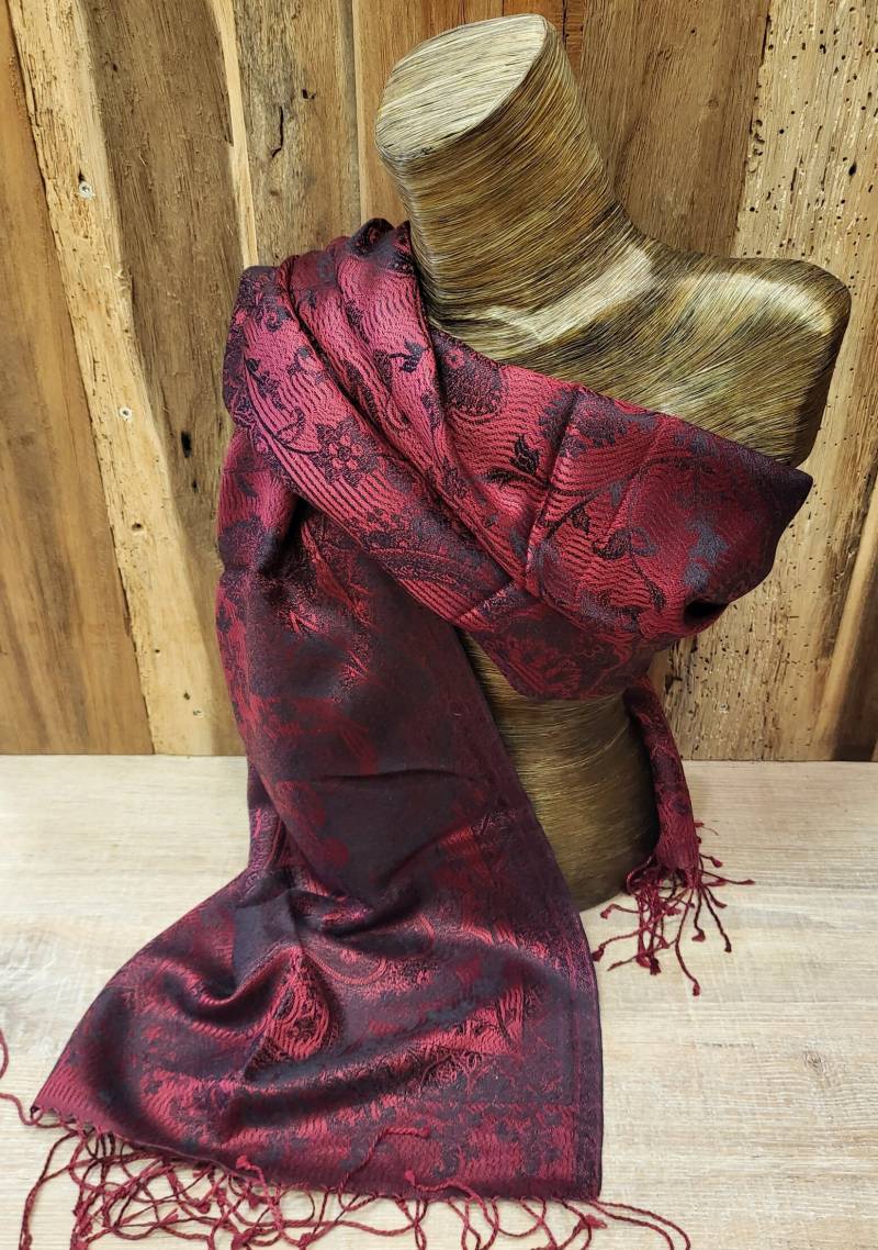 Beautiful Red Silk Scarf in The Paisley Design Beautiful Red Silk Scarf in The Paisley Design von SilkRouteDE