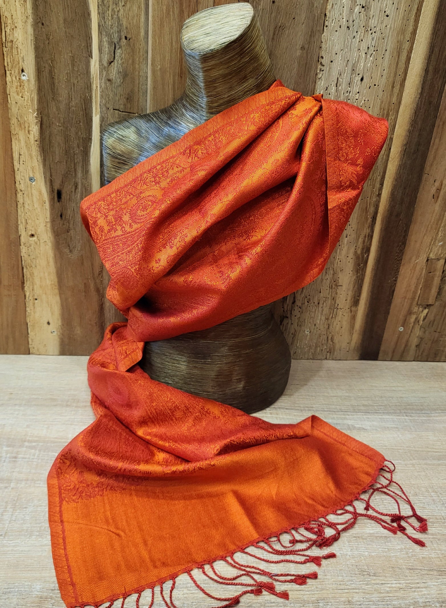 Beautiful Red Silk Scarf in The Paisley Design von SilkRouteDE