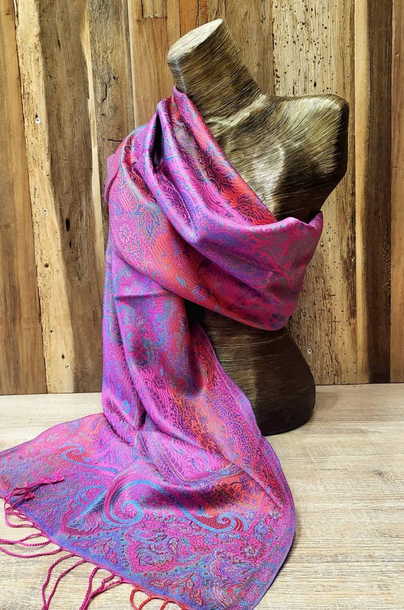Beautiful Red & Pink Silk Scarf in The Paisley Design Beautiful Red & Pink Silk Scarf in The Paisley Design von SilkRouteDE
