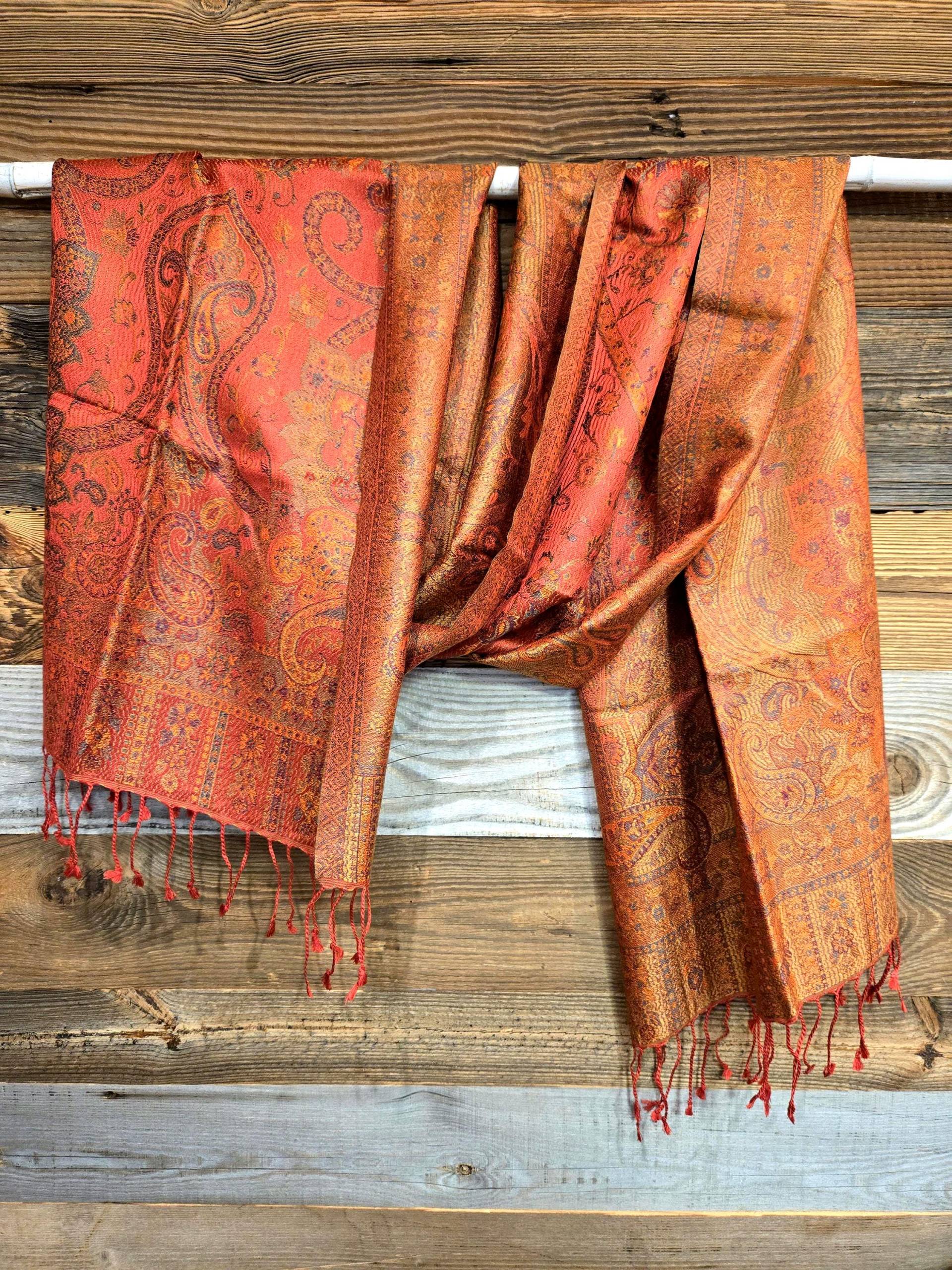 Beautiful Large Silk Scarf With Paisley Design von SilkRouteDE