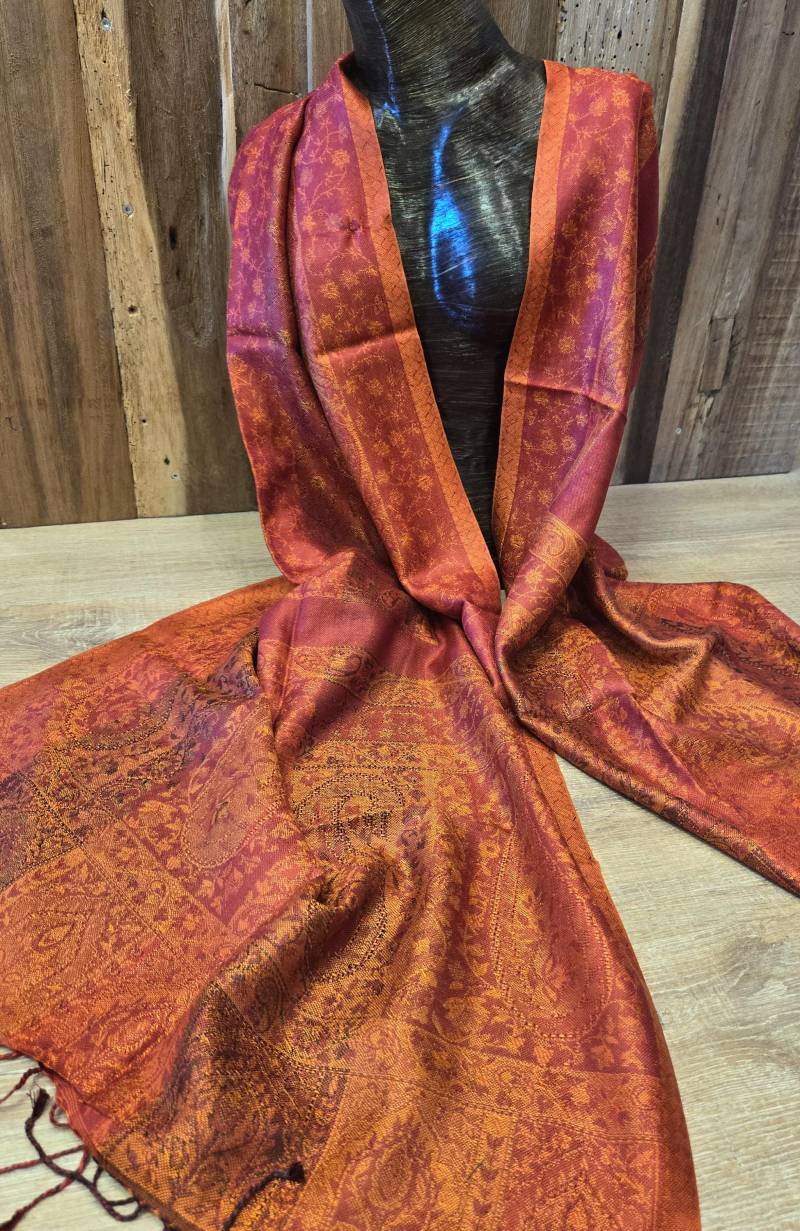 Elegant Red - Orange Jamawar Silk Scarf/ Stole With Beautiful Paisley Design Elegant Red - Orange Jamawar Silk Scarf/ Stole With Beautiful Paisley Design von SilkRouteDE