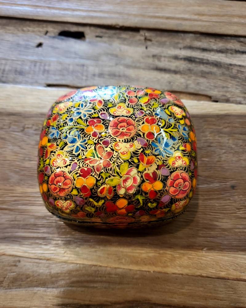 Hand-Painted Papier-Mâché Box With Flower Motif von SilkRouteDE