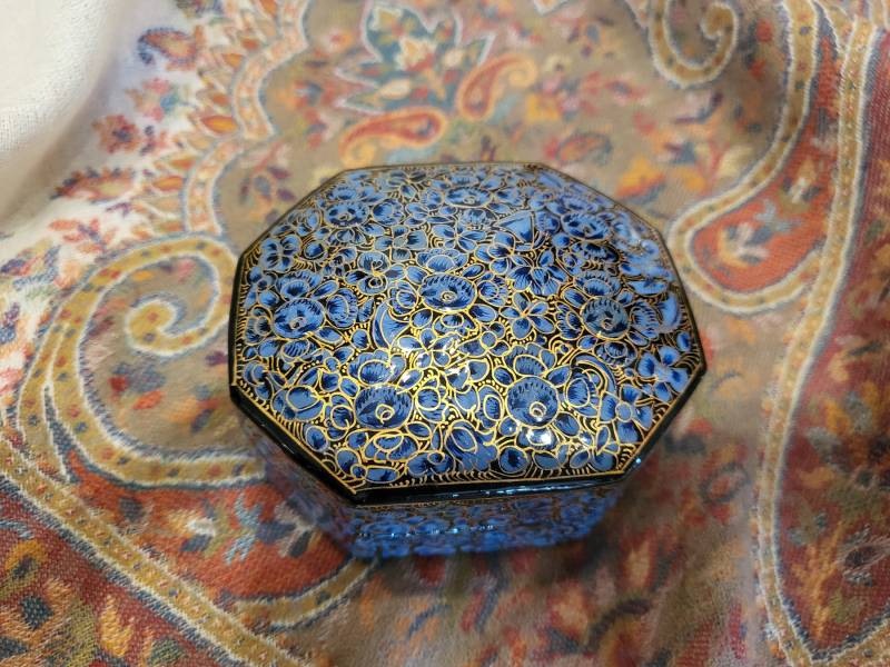 Hand-Painted Papier-Maché Box With Persian Flower Motif von SilkRouteDE