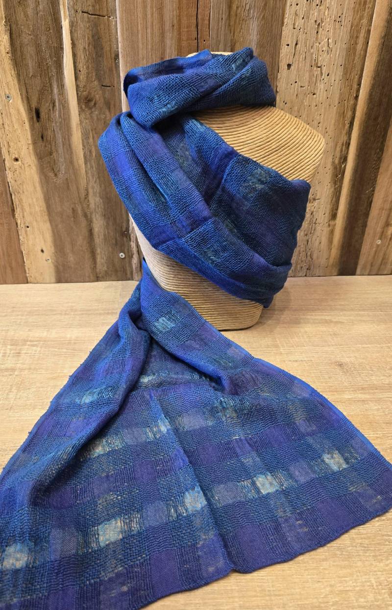 Handwoven Blue Scarf Made Of Raw Silk & Cotton von SilkRouteDE