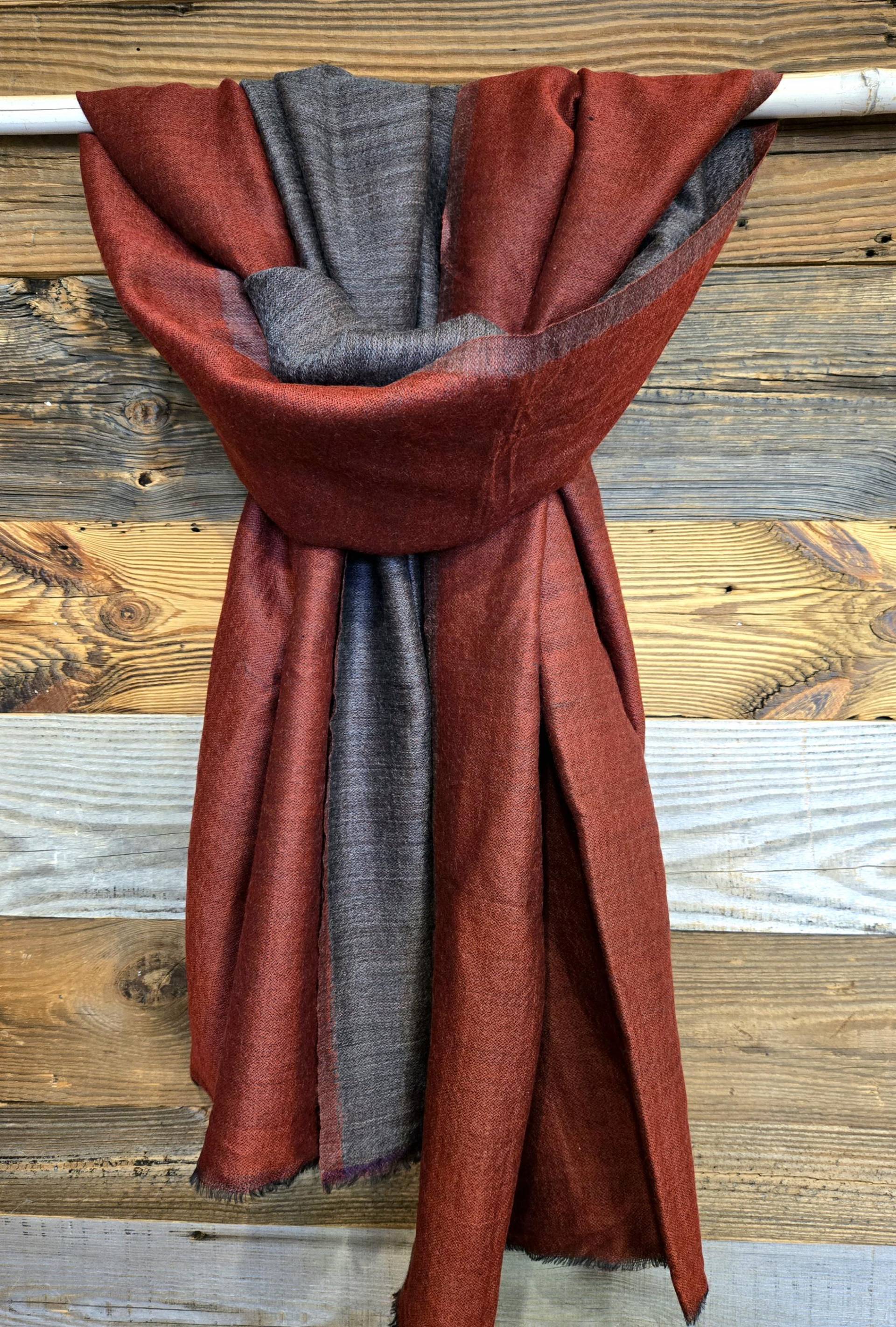 Superfeiner Eleganter Wollschal/ Stola Mit Rot/ Grauer Wendeoptik von SilkRouteDE