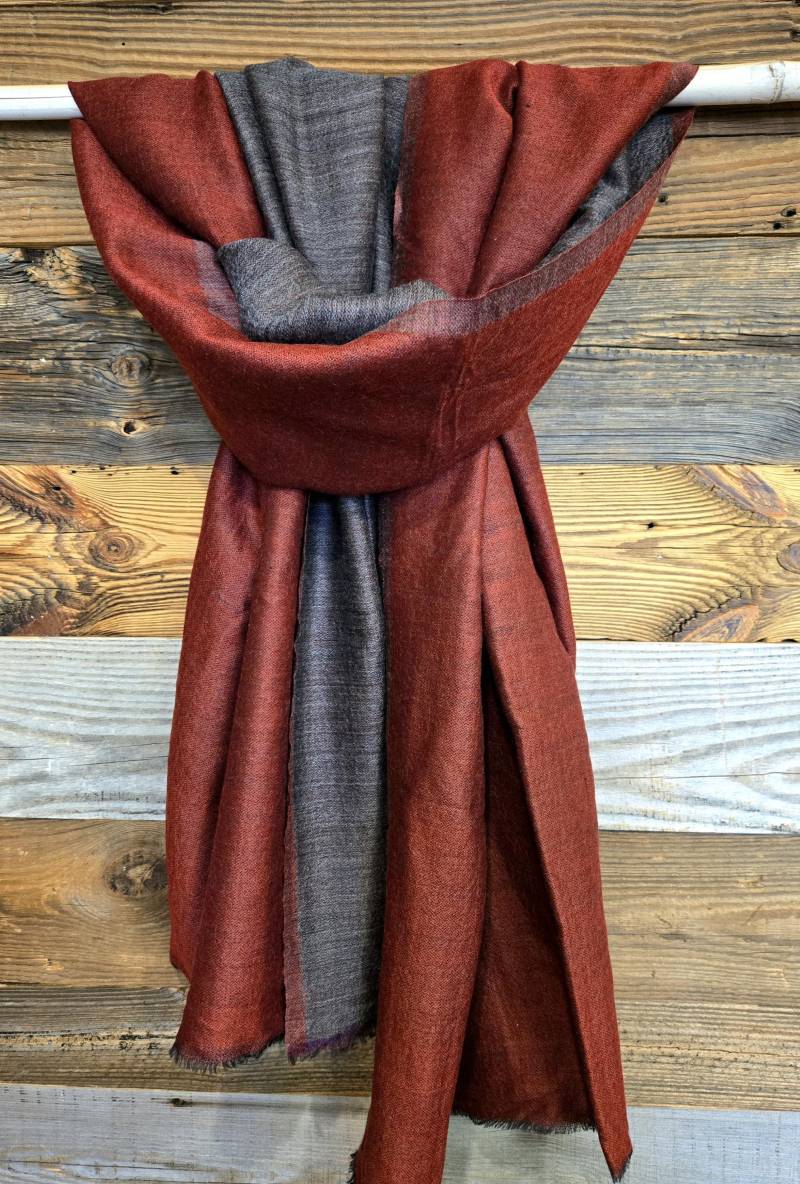 Superfeiner Eleganter Wollschal/ Stola Mit Rot/ Grauer Wendeoptik von SilkRouteDE