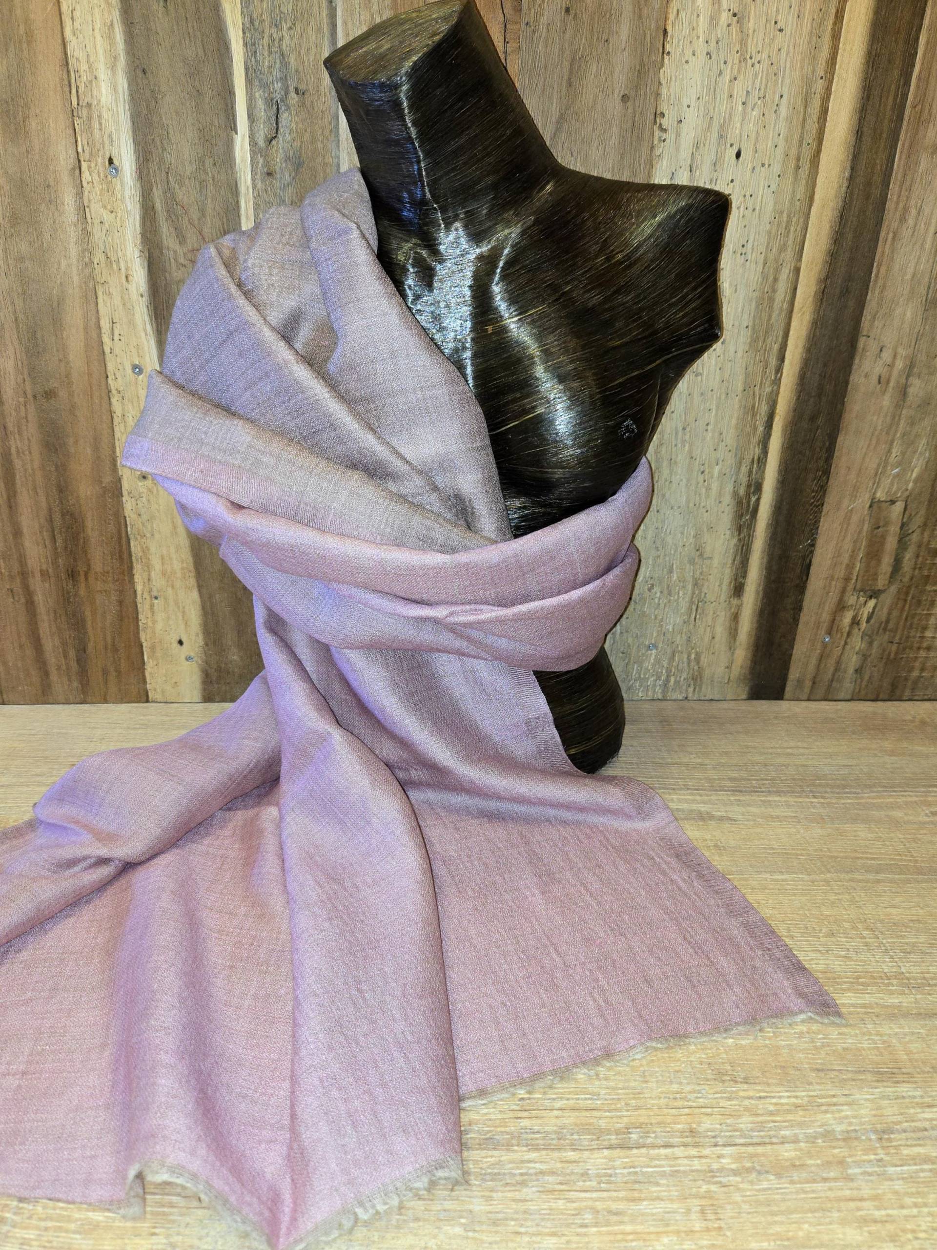 Superfeiner Eleganter Wollwendeschal/ Stola in Einem Zarten Rosé Und Beige von SilkRouteDE