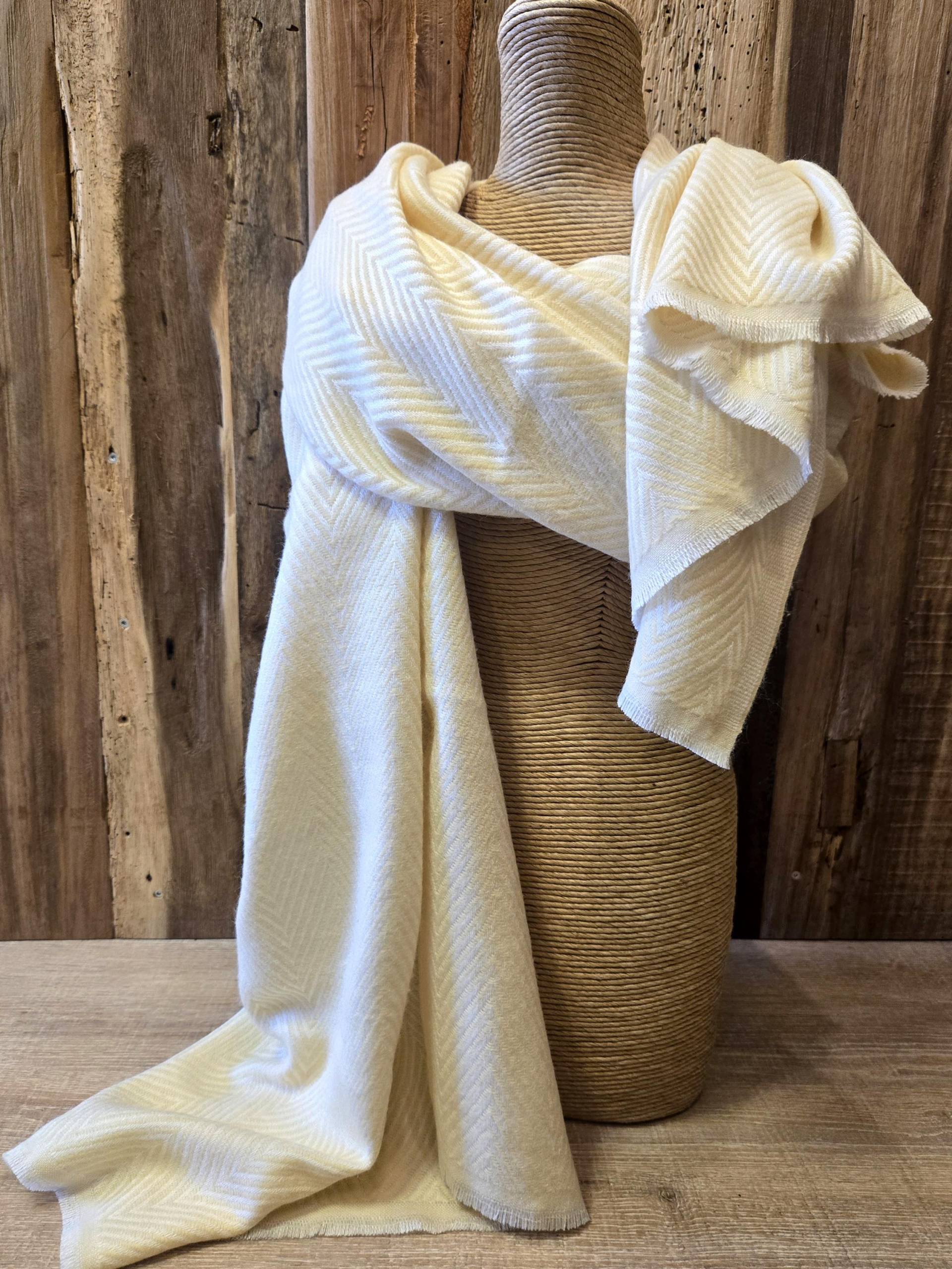 Supersoft Cream - White Extralarge Classic Herringbone Shawl/ Scarf von SilkRouteDE