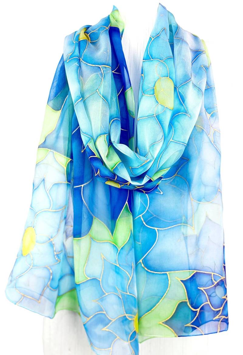 Handbemalter Blauer Seiden-Chiffon-Schal, Blaues Blumenmandala von SilkScarvesTakuyo