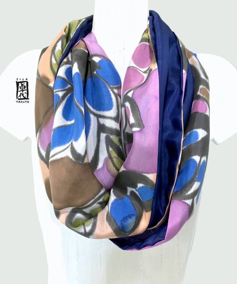Kreisschal Aus Seide, Handbemalter Schal Dunkelblauer Seidenschal, Sumi Oriental Floral Vine in Lila, Marineblau Und Braun, 14 X 72 Schleife von SilkScarvesTakuyo