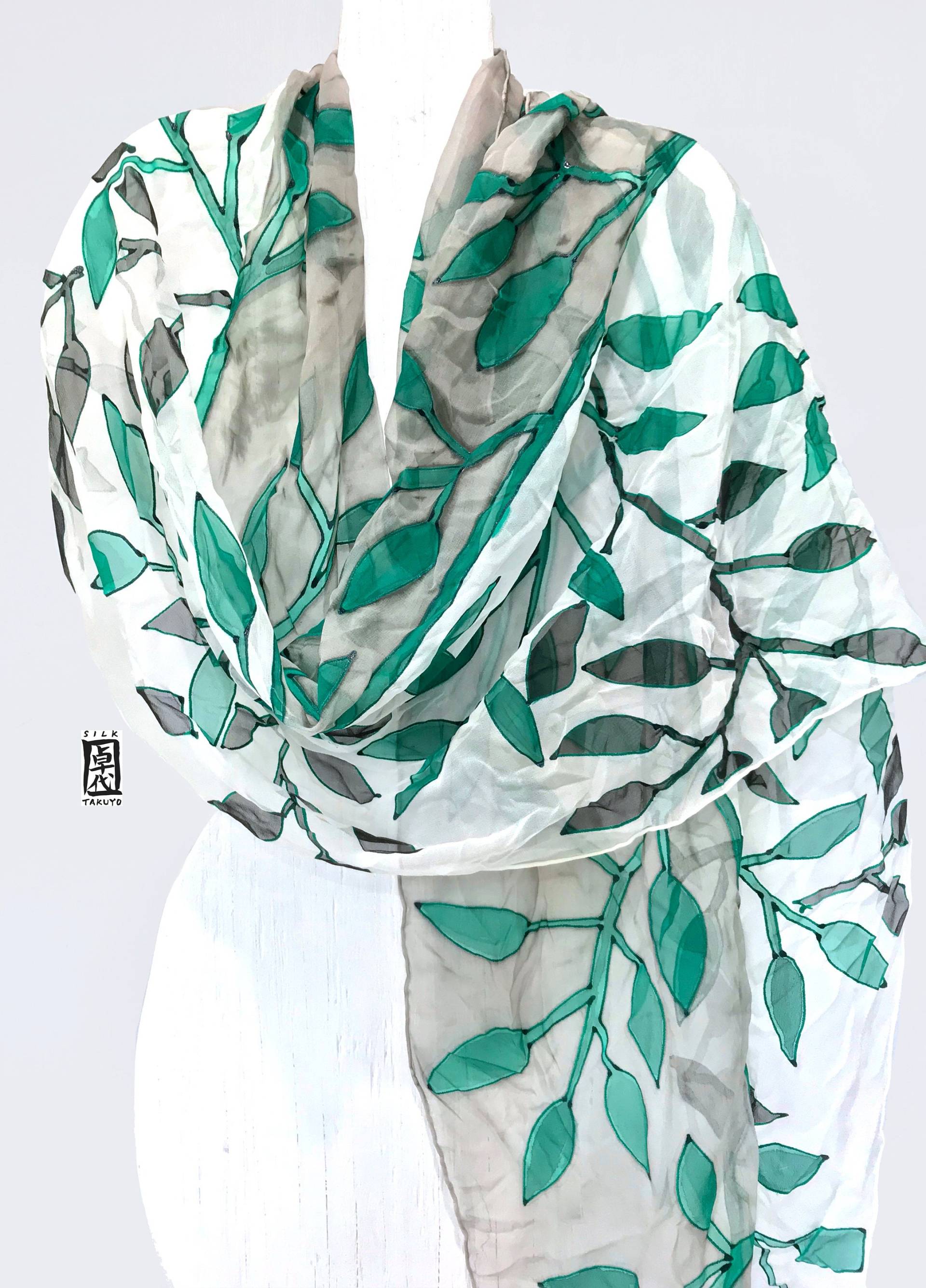 Seiden Wickelschal in Chiffon Mit Grün Und Schwarz Blatt Design, Handbemalter Seidenschal Smaragd Holzschnitt Rebe Design Seiden Wickelschal in Chiffon Mit Grün Und Schwarz Blatt Design, Handbemalter Seidenschal Smaragd Holzschnitt Rebe Design von SilkScarvesTakuyo